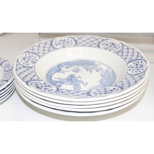 1723 - Qty of Old Chelsea pattern blue and white dinnerware items to incl dinner plates, side plates, bowls... 