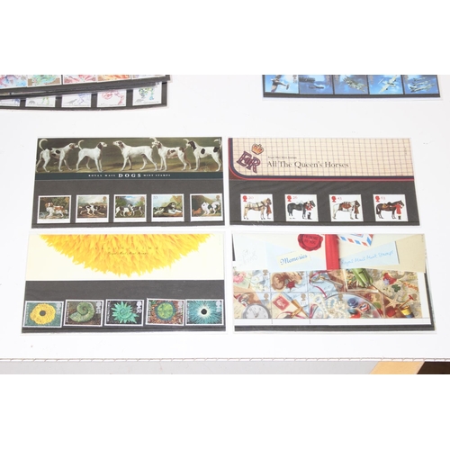 521 - Stamps - a large qty of assorted modern Presentation Pack stamps, each pack with the same loose stam... 