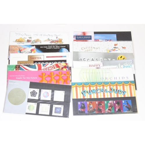 521 - Stamps - a large qty of assorted modern Presentation Pack stamps, each pack with the same loose stam... 