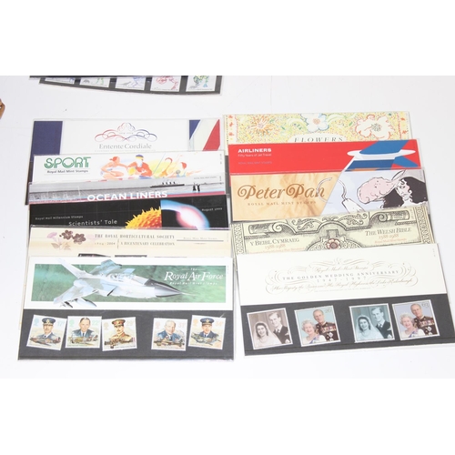 521 - Stamps - a large qty of assorted modern Presentation Pack stamps, each pack with the same loose stam... 