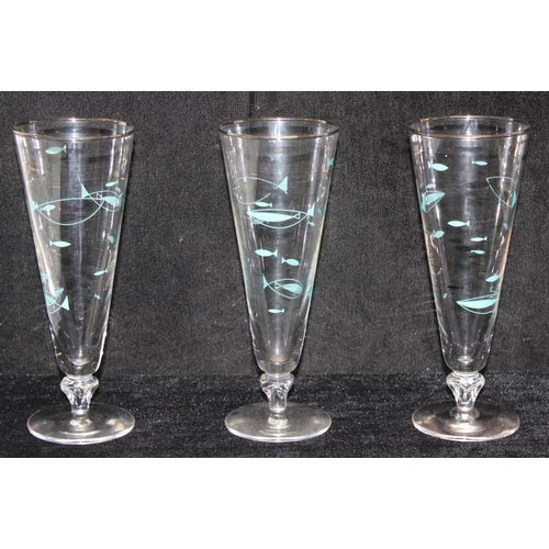 1571 - Mid century retro drinking glasses to incl a set of 8 Libbey Atomic Fish short stemmed glasses and 3... 