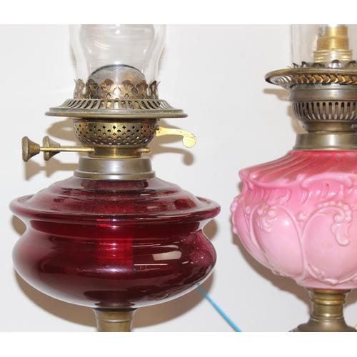 261 - Qty of antique and later oil lamps and parts to incl an etched glass shade etc