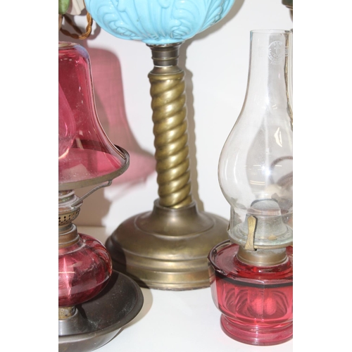 261 - Qty of antique and later oil lamps and parts to incl an etched glass shade etc