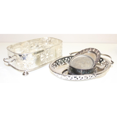 1052 - Early 20c hallmarked star cut based glass trinket pot with silver banded collar and lid with vacant ... 