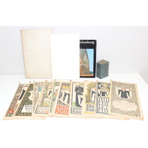 568 - Large qty of antique and vintage postcards