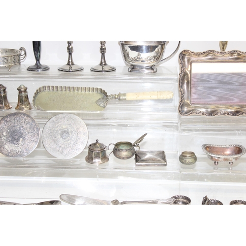 1048 - Qty of mixed silver-plated curios and some other metalware to incl flatware, bowls, photo frame etc,... 