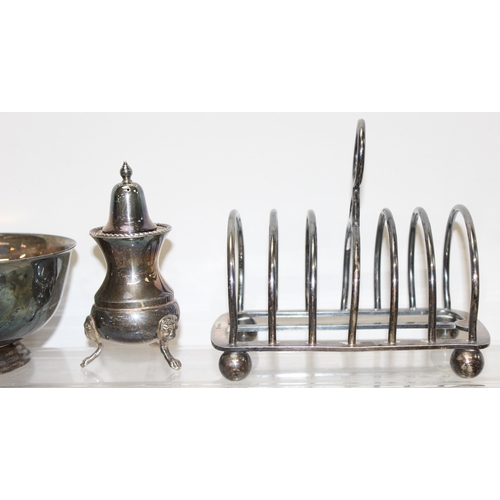 1051 - Qty of antique and later silver-plated items to inc toast rack, bowls, pepperettes etc, approx 3.7kg... 