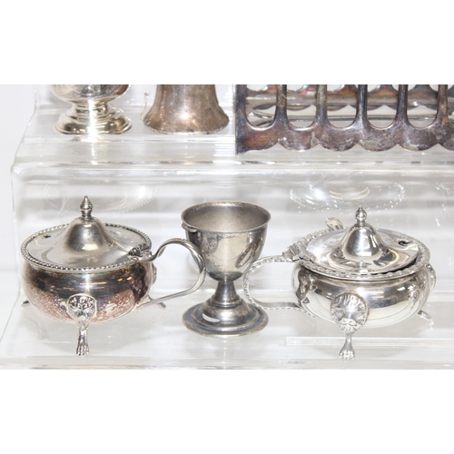 1051 - Qty of antique and later silver-plated items to inc toast rack, bowls, pepperettes etc, approx 3.7kg... 