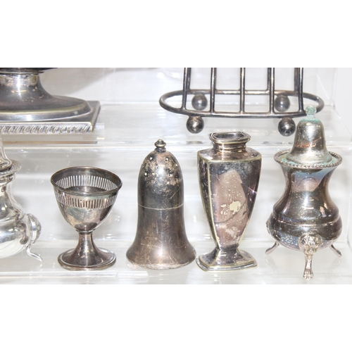 1051 - Qty of antique and later silver-plated items to inc toast rack, bowls, pepperettes etc, approx 3.7kg... 