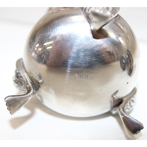 1051 - Qty of antique and later silver-plated items to inc toast rack, bowls, pepperettes etc, approx 3.7kg... 