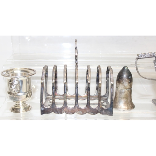 1051 - Qty of antique and later silver-plated items to inc toast rack, bowls, pepperettes etc, approx 3.7kg... 