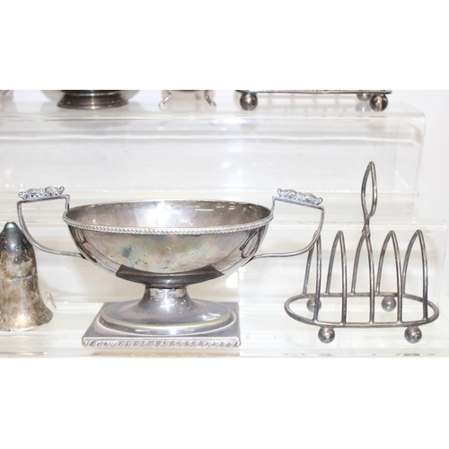 1051 - Qty of antique and later silver-plated items to inc toast rack, bowls, pepperettes etc, approx 3.7kg... 