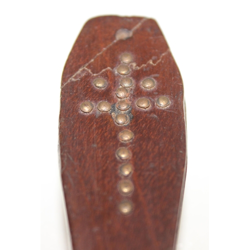 1413 - A rare WW2 period treen, small, coffin shaped snuff box with the cross of Loraine embedded with smal... 