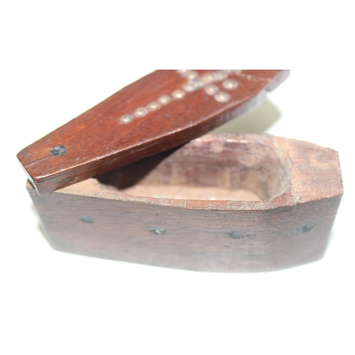 1413 - A rare WW2 period treen, small, coffin shaped snuff box with the cross of Loraine embedded with smal... 