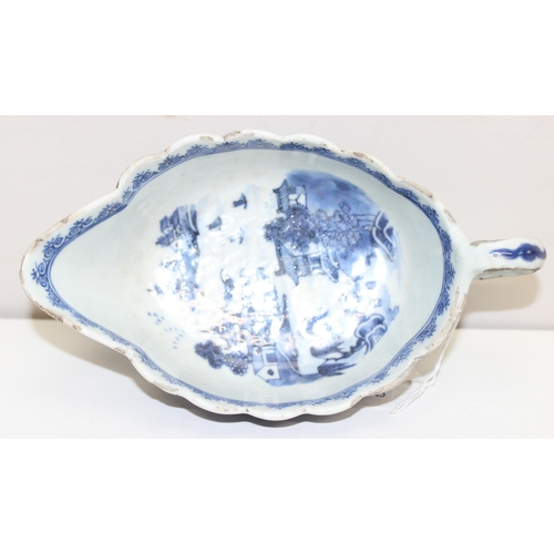 1765 - An antique Chinese blue and white gravy boat of ribbed form, likely 19th century, approx 20cm long