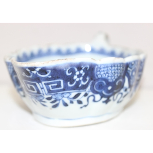 1765 - An antique Chinese blue and white gravy boat of ribbed form, likely 19th century, approx 20cm long