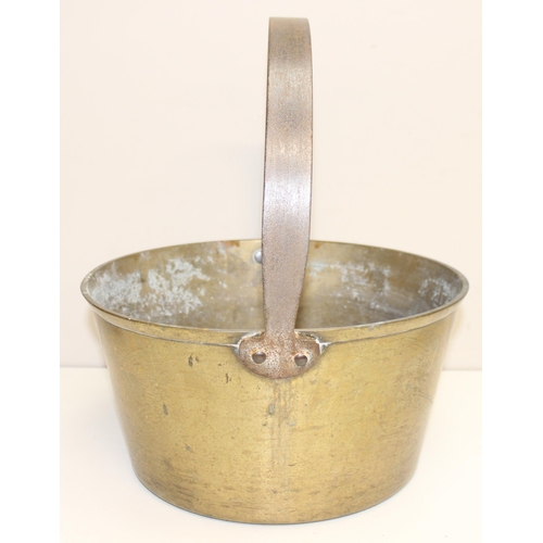 1795 - 4 assorted vintage brass and copper jam pans with fixed iron handles, the largest approx 30cm in dia... 