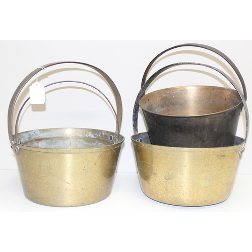 1795 - 4 assorted vintage brass and copper jam pans with fixed iron handles, the largest approx 30cm in dia... 