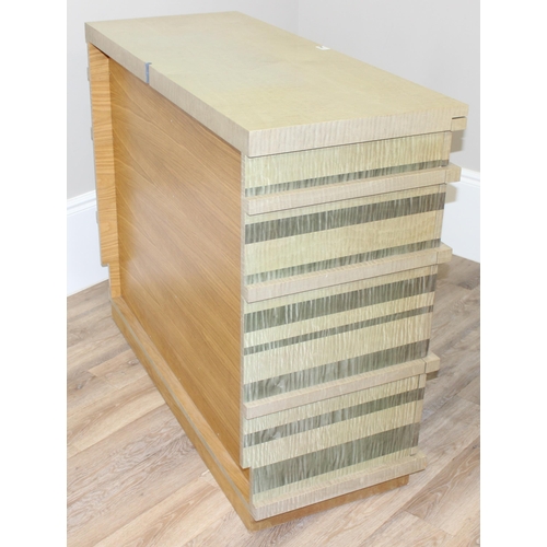 124 - A superb quality modern 8 drawer chest of drawers, the top 2 left hand drawers with fitted interior ... 