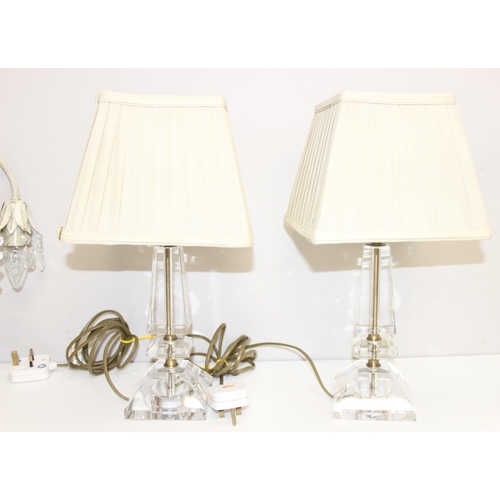 262 - Mix of assorted lamps/lighting items to incl small chandelier, Tiffany style table lamp, porch lamps... 