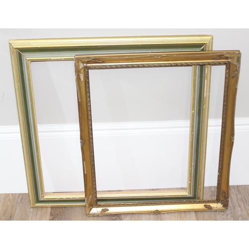 460G - Large circular mirror with distressed frame and 2 gilt frames (3) largest approx. 97cm W