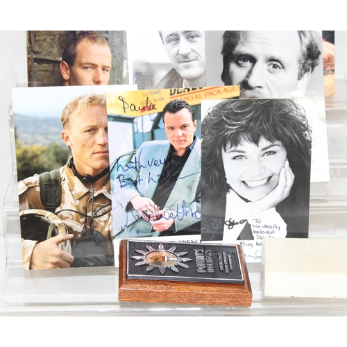 534 - Qty of assorted mixed ephemera to inc signed photographs to inc Dawn French, Robson Green, Ricky Tom... 