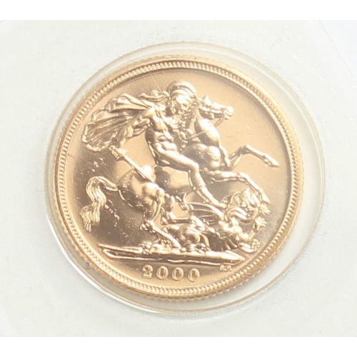 1229 - Gold Coins - 2000 Queen Elizabeth II uncirculated full gold sovereign coin, in blue box