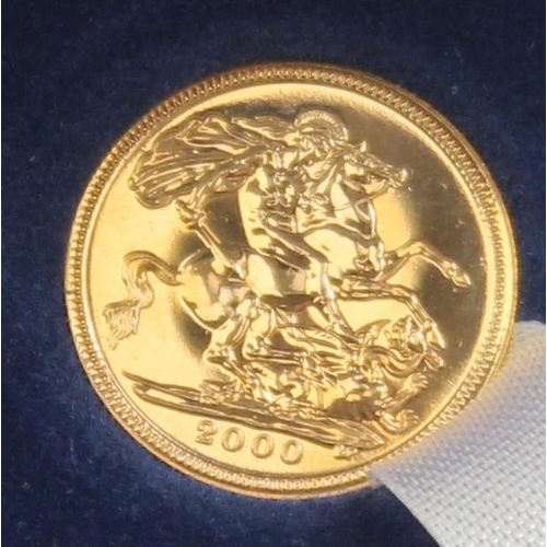 1253 - Gold Coins - Half Sovereign - 2000 Queen Elizabeth II uncirculated coin, with blue box