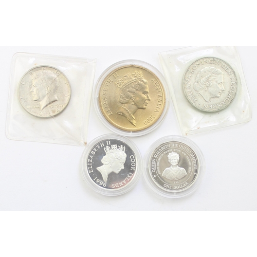 1299L - 5 assorted coins, 4 with silver content to inc a 1964 Kennedy half dollar, a 1962 Dutch 2.5 Guilder,... 