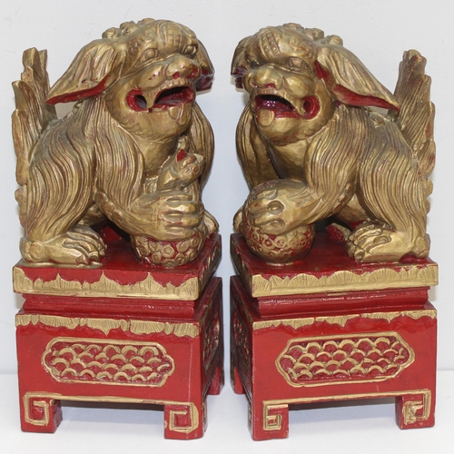 1677 - Pair of vintage Chinoiserie Temple Lions in red and gold, approx 26cm