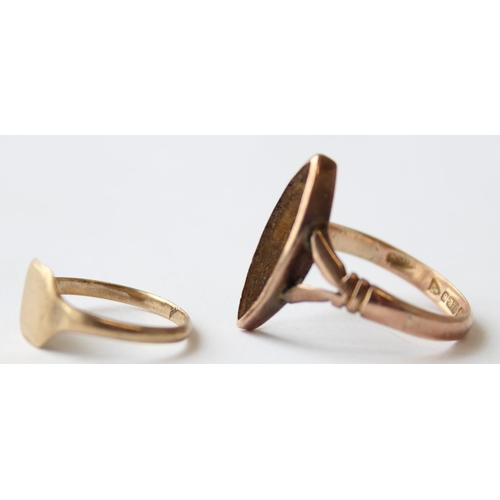 1125 - 2 antique 9ct gold rings, a small signet ring approx size J and a 9ct gold navette ring with Wedgwoo... 