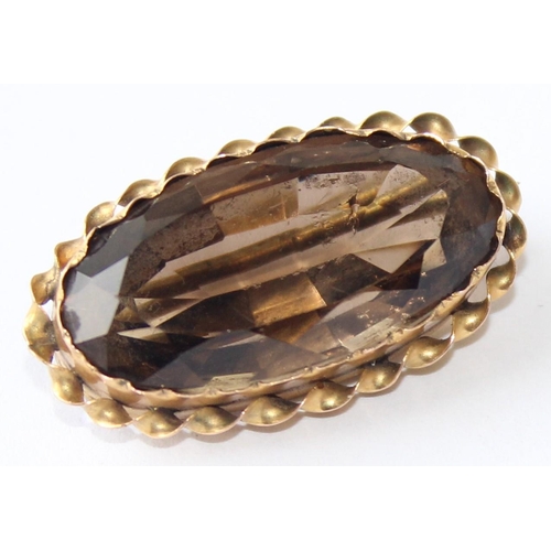 1132 - An antique 9ct gold mounted brooch set with smoky quartz coloured cut stone, approx 28mm wide, appro... 