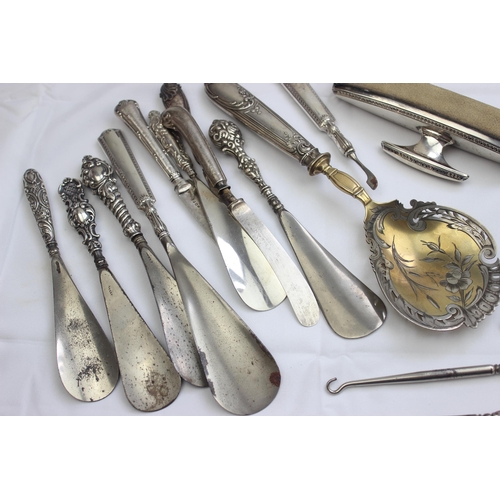 1032 - A large qty of assorted silver handled items to inc button hooks, shoe horns, glove stretchers etc, ... 