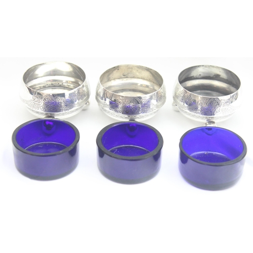 1076 - A set of 3 Victorian silver salts with blue glass liners, the bodies with engraved decoration and 3 ... 