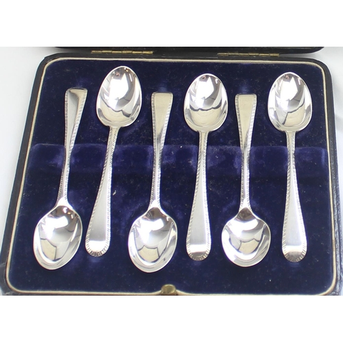 1079 - A boxed set of 6 Edwardian silver tea spoons with decorative boarders, Sheffield 1907 by Isaac Ellis... 