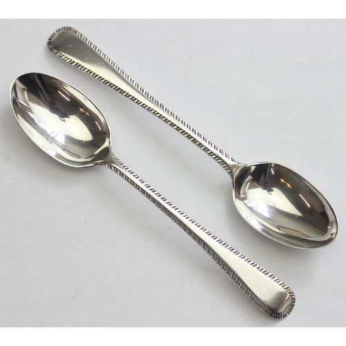 1079 - A boxed set of 6 Edwardian silver tea spoons with decorative boarders, Sheffield 1907 by Isaac Ellis... 