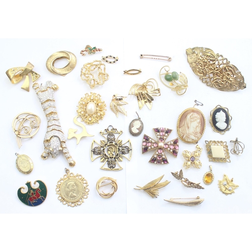 1148 - A large qty of assorted gold plated brooches and pendants etc