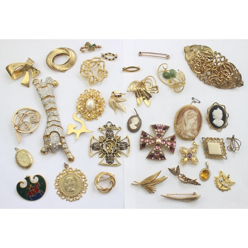 1148 - A large qty of assorted gold plated brooches and pendants etc