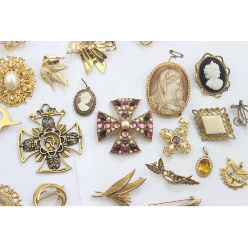 1148 - A large qty of assorted gold plated brooches and pendants etc