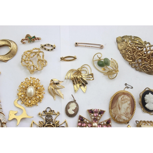 1148 - A large qty of assorted gold plated brooches and pendants etc