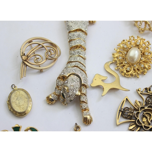 1148 - A large qty of assorted gold plated brooches and pendants etc