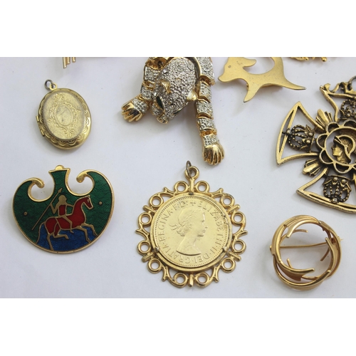 1148 - A large qty of assorted gold plated brooches and pendants etc