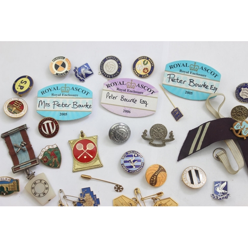 1149 - Qty of assorted vintage enamel and other badges etc to inc many enamel non-league football badges, s... 