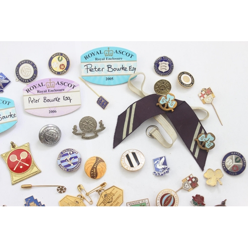 1149 - Qty of assorted vintage enamel and other badges etc to inc many enamel non-league football badges, s... 