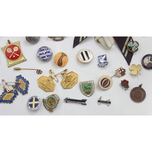 1149 - Qty of assorted vintage enamel and other badges etc to inc many enamel non-league football badges, s... 