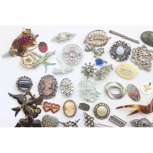 1153 - A large qty of assorted of assorted costume jewellery pendants and brooches etc