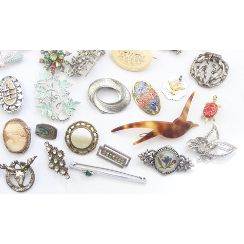 1153 - A large qty of assorted of assorted costume jewellery pendants and brooches etc