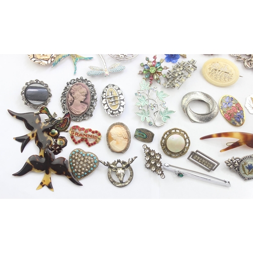 1153 - A large qty of assorted of assorted costume jewellery pendants and brooches etc