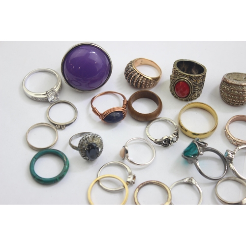 1154 - A large qty of assorted costume jewellery dress rings