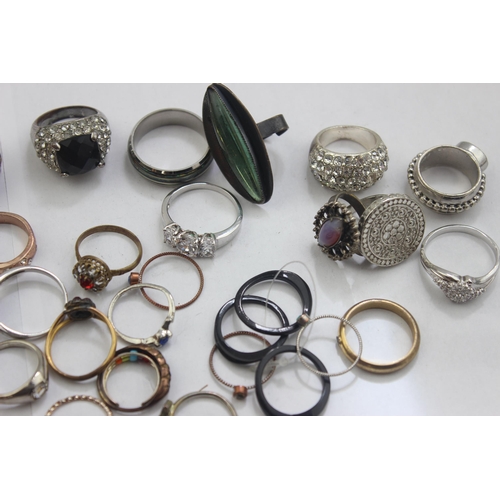 1154 - A large qty of assorted costume jewellery dress rings